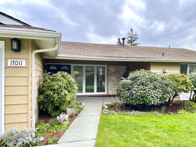 Building Photo - Stunning Remodeled Home in Lochmoor with L...