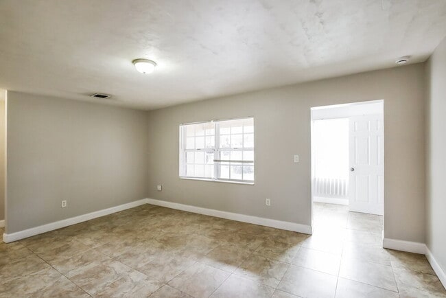 Building Photo - 3231 SW 67th Ave