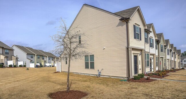 Building Photo - Great End Unit Townhome - Located Close to...