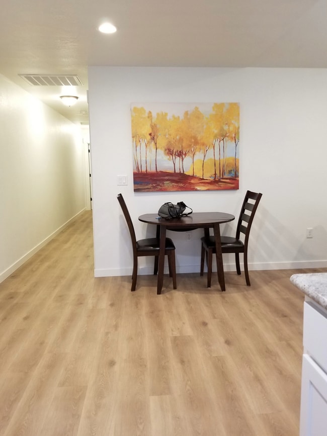 Building Photo - Newer Two bedroom/Two bath Duplex | Available Late July
