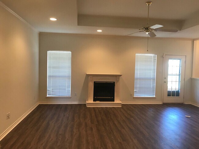 Foto del edificio - 3106 Silkwood Dr