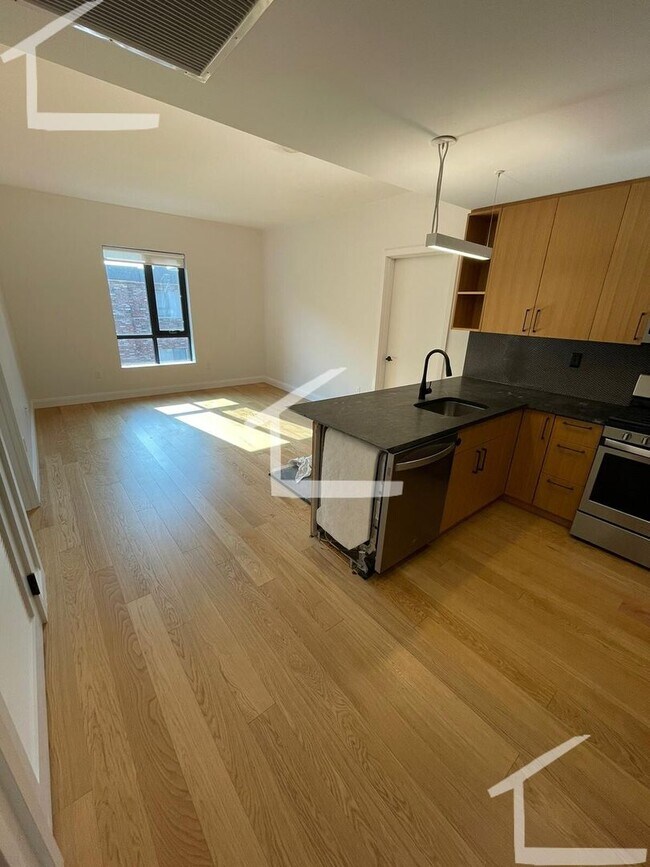 Building Photo - Large 3 Bedroom at Coolidge Corner, Heat, ...