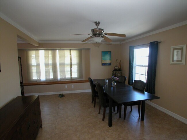 Foto del edificio - Charming 4-Bed 3-Bath in Paradise Hills