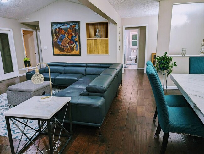 Foto del edificio - 1366 Lake Colony Dr