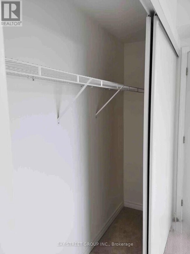 Photo du bâtiment - 1-611 Falaise Rd