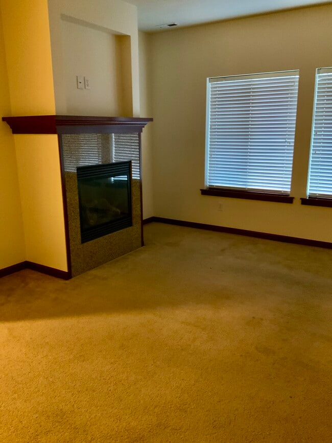 Building Photo - 501 N 105th St