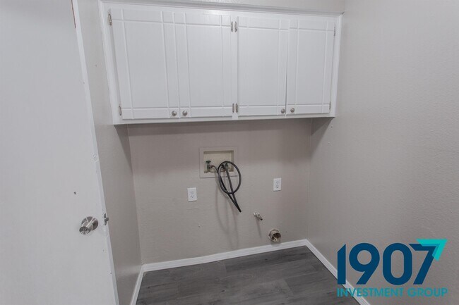 Building Photo - 1005 SE 9th St