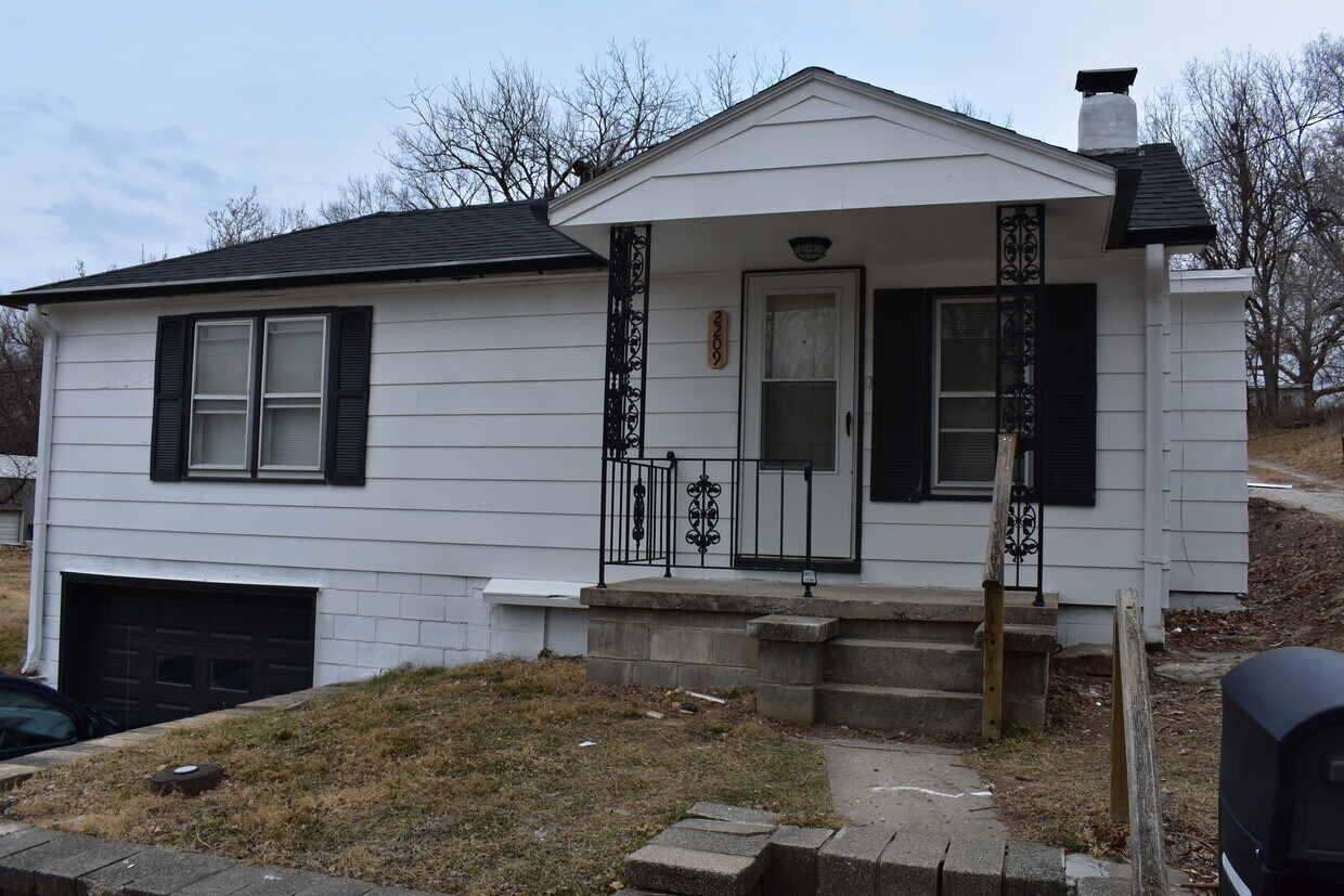 Primary Photo - 2209 Oscar St