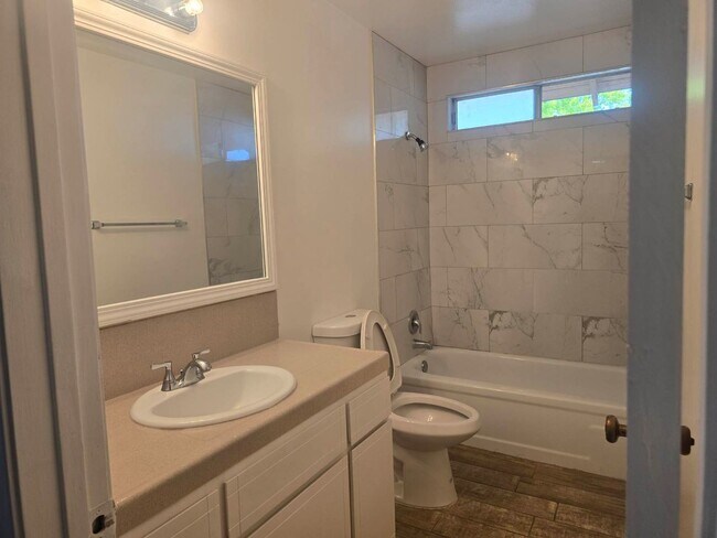 Foto del edificio - Spacious 2BD/2BTH with Private 2 Car Garag...