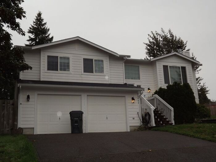 Primary Photo - Wonderful 4 Bedroom , 3 bath, Located In R...