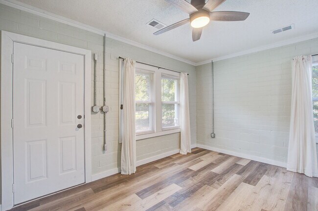 Foto del edificio - 118 Klein St