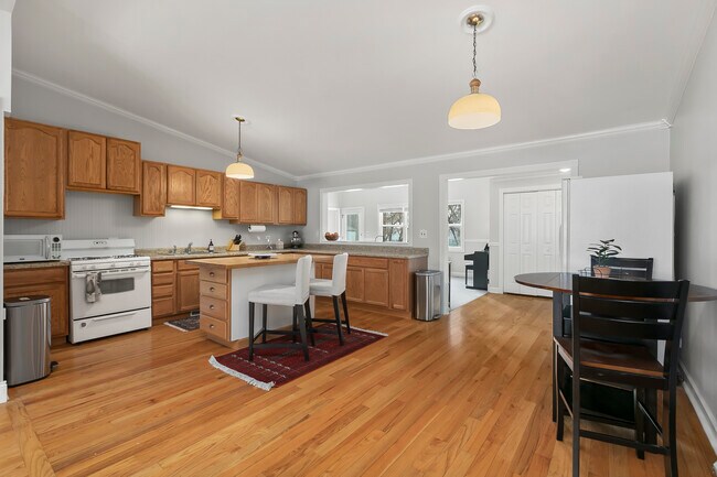 Building Photo - 2305 Fulle St