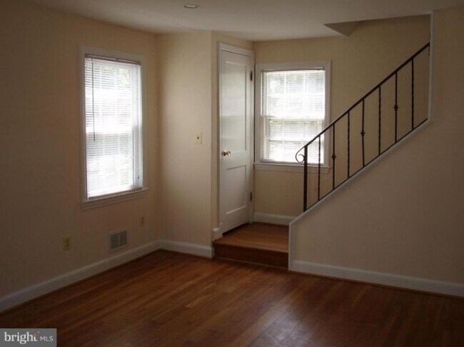 Foto del edificio - 9912 Dickens Ave