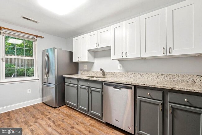 Building Photo - 33 Devon Ct