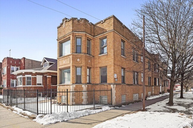 Building Photo - 1141 W 81st St