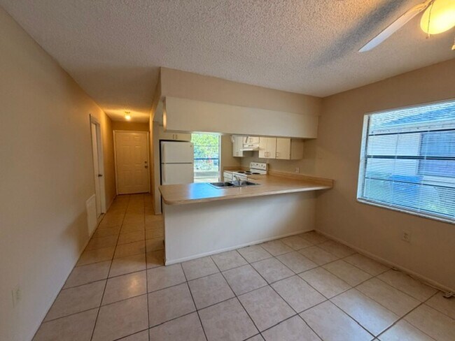 Building Photo - Open and bright 2/2 with garage