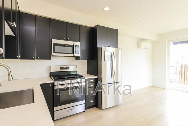 Building Photo - 909 28th Ave S