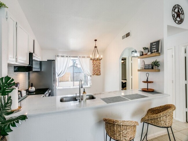 Foto del edificio - 4612 Waterway Dr N