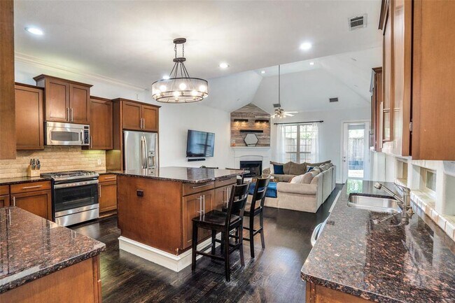 Building Photo - Light-filled Knox-Henderson home near shop...