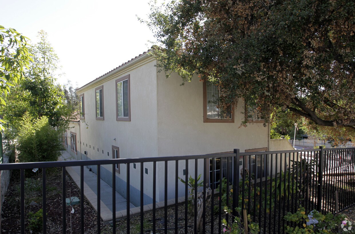 Building Photo - 1353 Oak Hill Dr