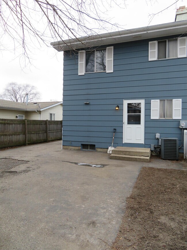 Building Photo - 1615 87th Pl