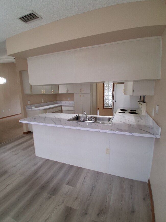 Foto del edificio - Centrally Located Corner Lot