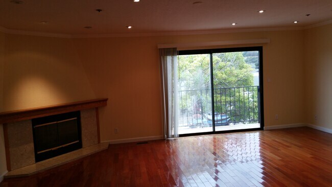 Sala de estar con chimenea e iluminación empotrada - 950 Chadbourne Ave
