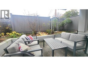 Building Photo - 2133 Dundas St