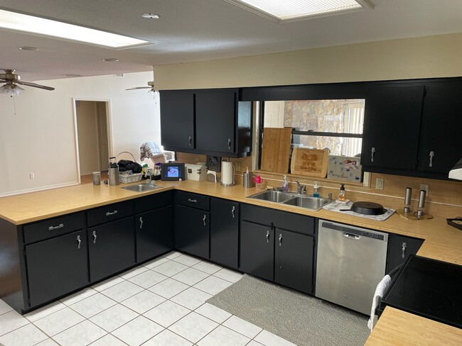 Building Photo - 1074 Club House Blvd