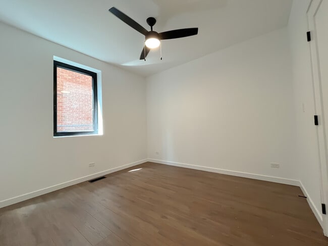 Building Photo - 3710 N Kenmore Ave