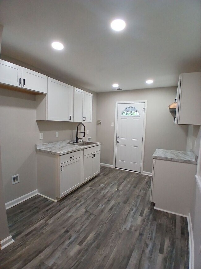 Foto del edificio - Renovated 3 bedroom 2 bath home - Open To ...