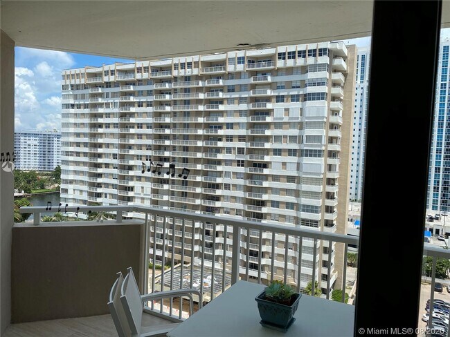 Foto del edificio - 1985 S Ocean Dr