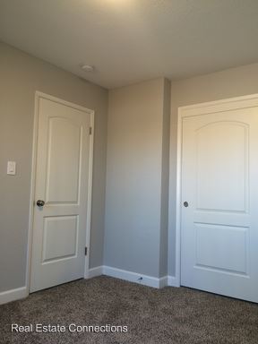 Building Photo - 647 Sinclair Dr
