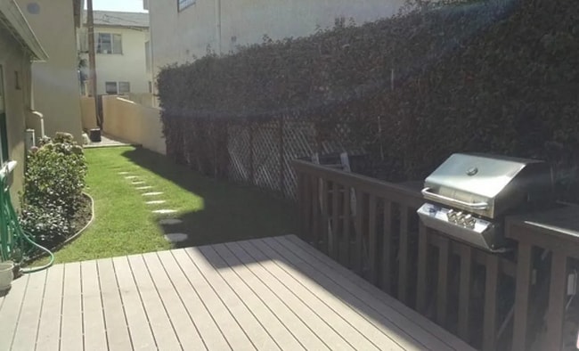 Backyard with patio and BBQ - 1701 Selby Ave