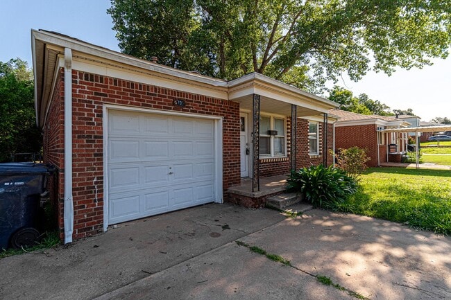 Building Photo - 3 Bed 2 Bath in OKC!