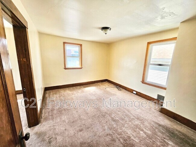 Building Photo - 1035 Lysle Ave
