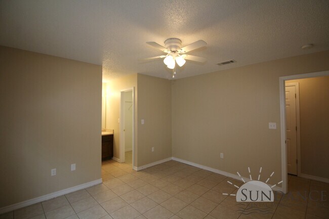 Building Photo - Lovely 3 Bedroom Home in Crestview!