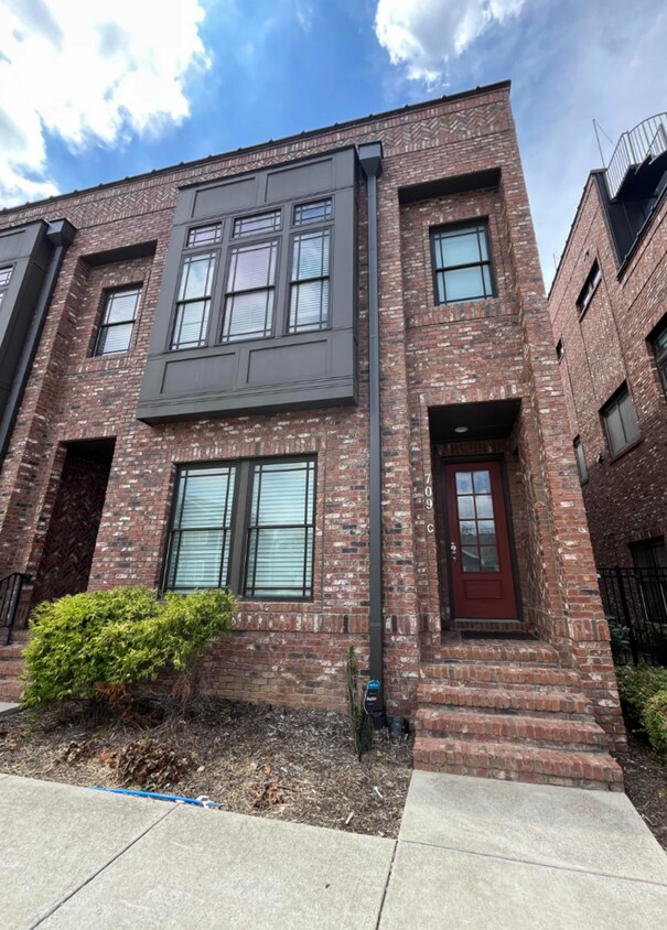 Foto principal - 709 26th Ave N