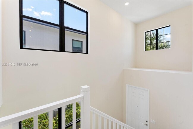 Foto del edificio - 2485 Primrose Pl