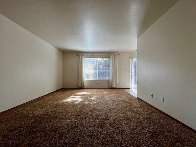 Foto del edificio - Non-Refundable & Security Deposit Total: $...