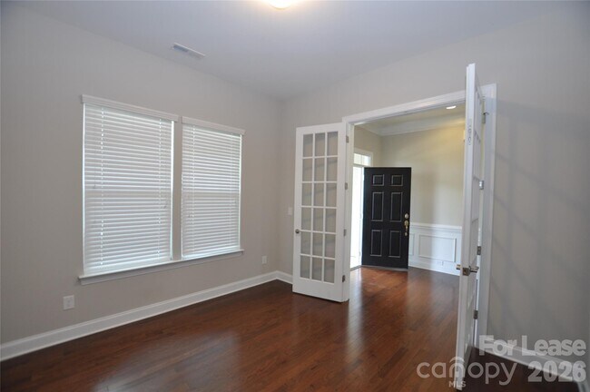 Building Photo - 1004 Sterling Dr
