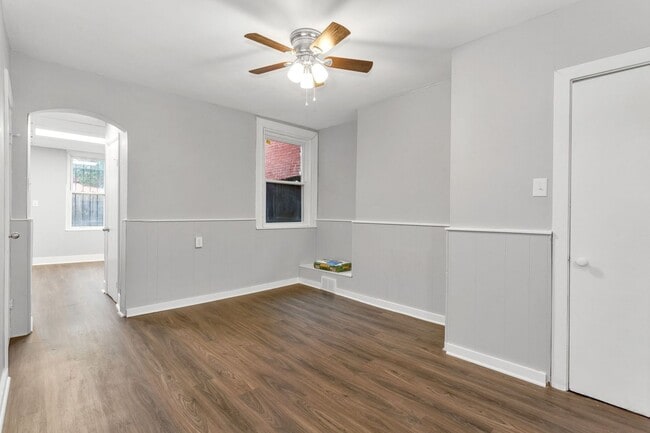 Building Photo - 5 Bed 2.5 Bath - ALL UPDATED, great south ...