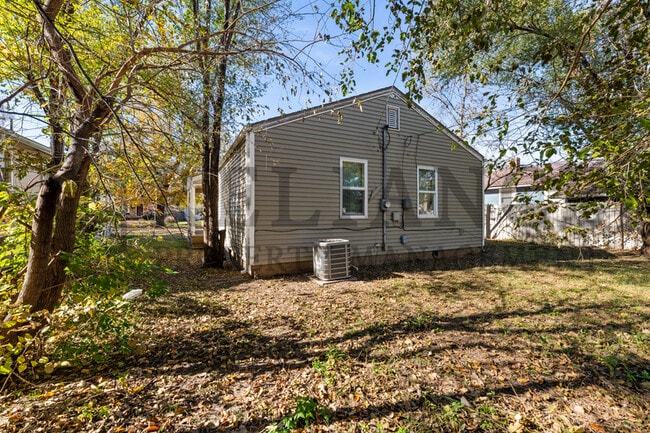 Building Photo - 2136 S Waco Ave