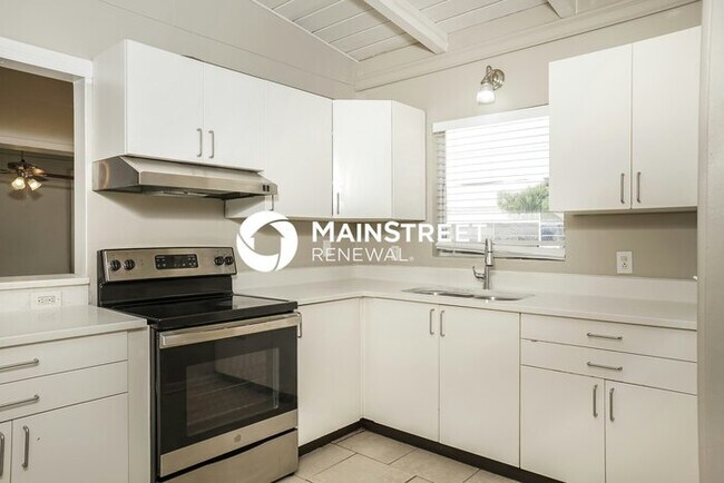 Building Photo - 3 Bedroom Pet-Friendly Home in SARASOTA, FL with Main Street Renewal