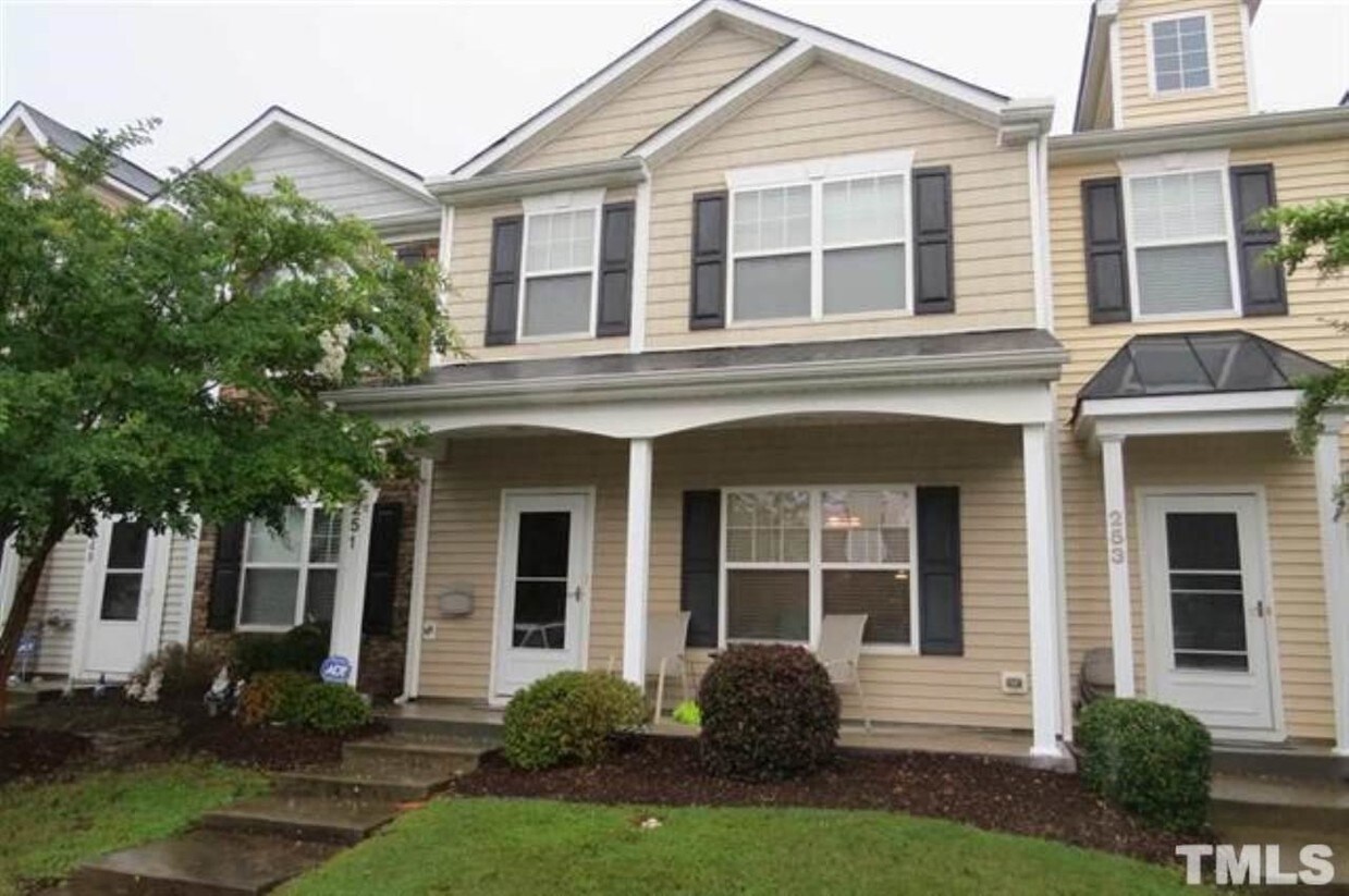 Foto principal - 251 Hampshire Downs Dr
