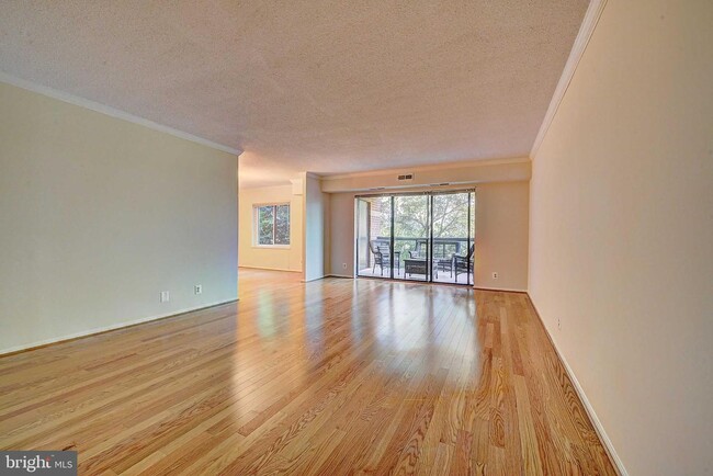 Foto del edificio - 8370 Greensboro Dr
