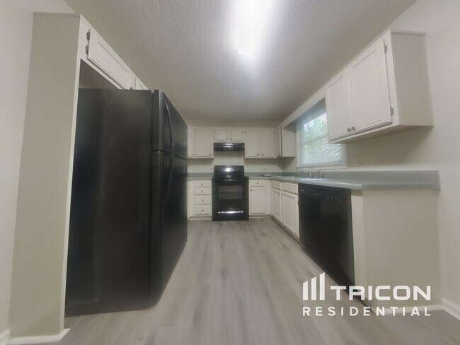 Foto del edificio - 1221 Lakeview Pkwy