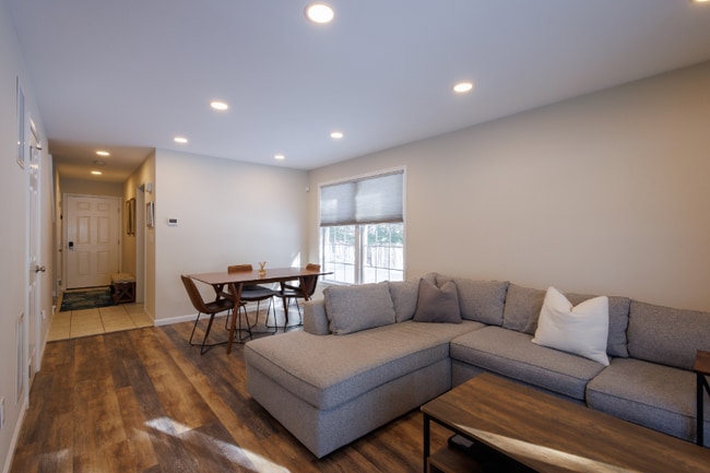 Foto del edificio - 301 Alexandra Ct