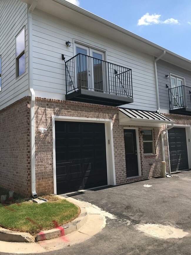 Foto del edificio - 2042 Bolton Rd NW