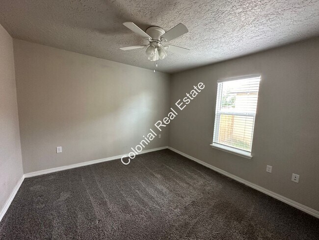 Building Photo - Updated and spacious 2 bedroom 1 bathroom ...